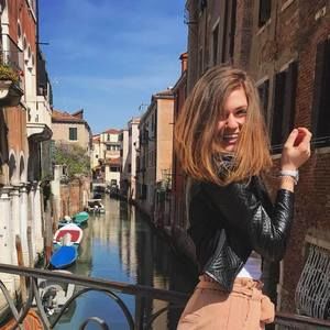 Meet your Posher, Emily